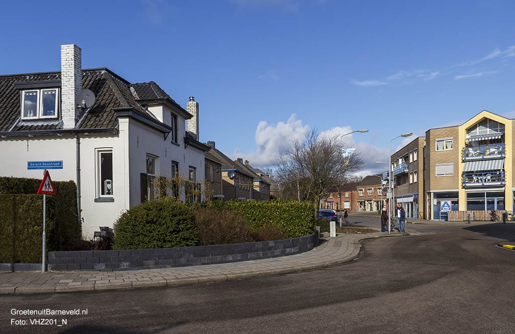 Heden 2015 - Kerkstraat met links de voormalige onderwijzerswoning en rechts de Aldi. - Voorthuizen