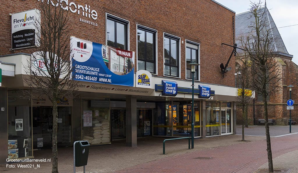Heden 2015 -Van links naar rechts: Flevolicht en Wonen, voormalige Free Record Shop, D-reizen en de Oude Kerk. Op de bovenverdieping bevind zich Orthodontie Barneveld en hangt nog altijd een anker aan de gevel. - Barneveld